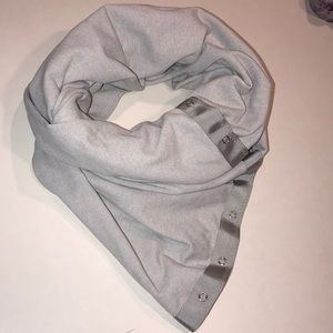 Lululemon grey stripe Vinyasa scarf like new